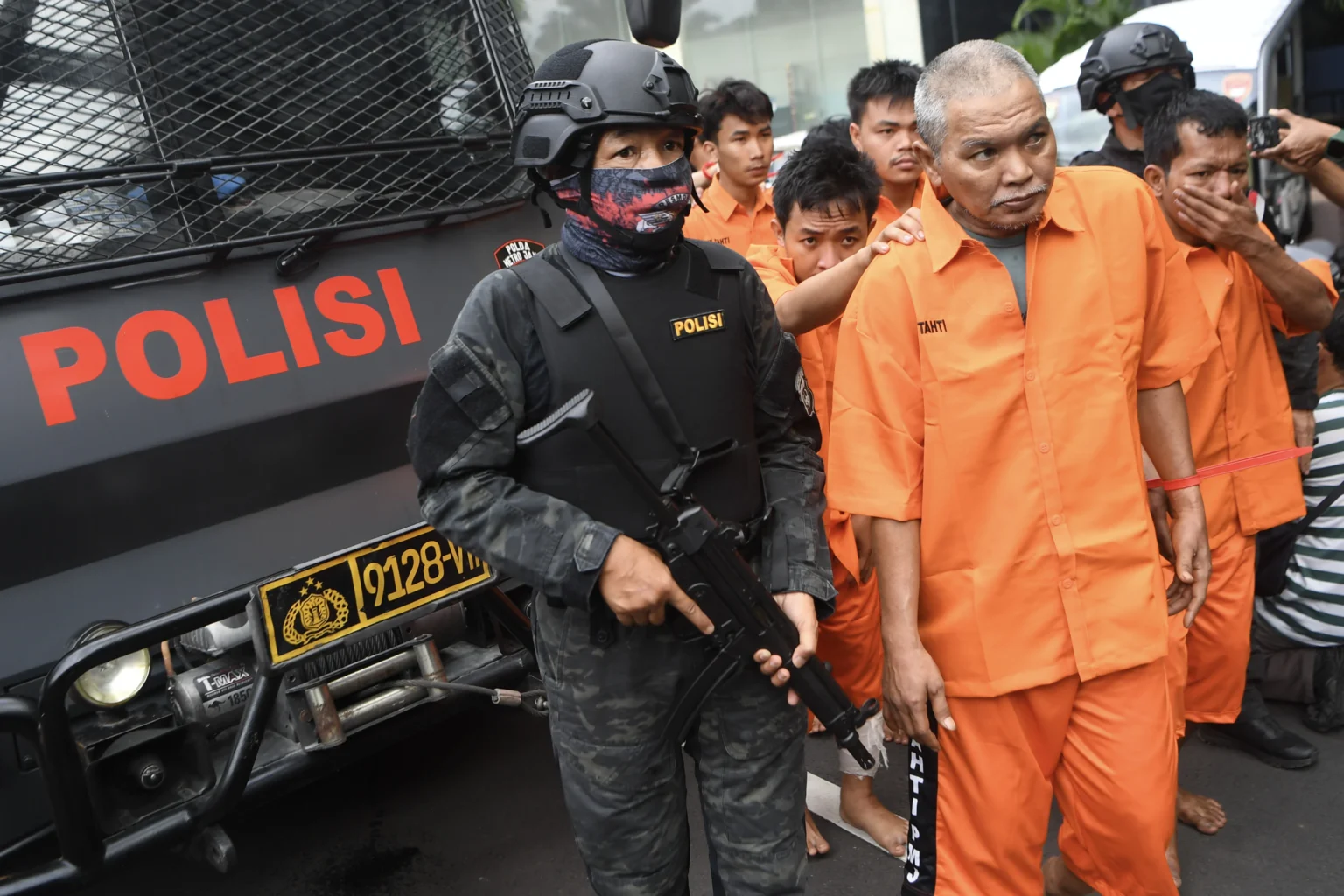 Anggota polisi menggiring sejumlah tersangka kasus kejahatan jalanan berupa pencurian dengan pemberatan (curat), pencurian kendaraan bermotor (curanmor) dan pencurian dengan kekerasan (curas) saat rilis di Polda Metro Jaya, Jakarta, Jumat (22/5/2026).
