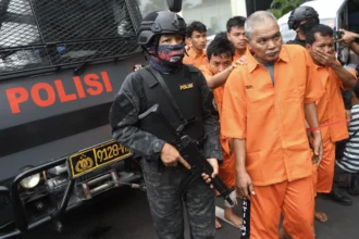 Anggota polisi menggiring sejumlah tersangka kasus kejahatan jalanan berupa pencurian dengan pemberatan (curat), pencurian kendaraan bermotor (curanmor) dan pencurian dengan kekerasan (curas) saat rilis di Polda Metro Jaya, Jakarta, Jumat (22/5/2026).