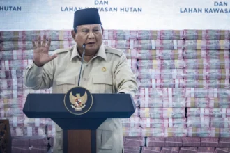 Presiden Prabowo Subianto memberikan sambutan pada kegiatan penyerahan denda administratif dan lahan kawasan hutan di Kejaksaan Agung, Jakarta, Rabu (13/5/2026). Satuan Tugas Penertiban Kawasan Hutan (Satgas PKH) menyerahkan uang Rp10,27 triliun ke kas negara dari hasil pengaihan denda administratif di bidang kehutanan senilai Rp3,42 triliun, hasil pajak PBB dan non PBB hasil pengawasan Satgas PKH senilai Rp6,84 triliun serta 2,37 juta hektare lahan kawasan hutan yang telah berhasil dikuasai kembali ke negara.