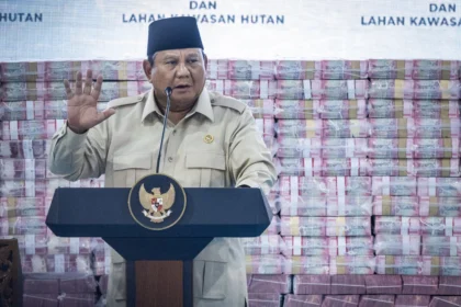 Presiden Prabowo Subianto memberikan sambutan pada kegiatan penyerahan denda administratif dan lahan kawasan hutan di Kejaksaan Agung, Jakarta, Rabu (13/5/2026). Satuan Tugas Penertiban Kawasan Hutan (Satgas PKH) menyerahkan uang Rp10,27 triliun ke kas negara dari hasil pengaihan denda administratif di bidang kehutanan senilai Rp3,42 triliun, hasil pajak PBB dan non PBB hasil pengawasan Satgas PKH senilai Rp6,84 triliun serta 2,37 juta hektare lahan kawasan hutan yang telah berhasil dikuasai kembali ke negara.