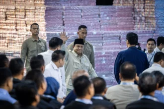 Presiden Prabowo Subianto menyapa tamu undangan pada kegiatan penyerahan denda administratif dan lahan kawasan hutan di Kejaksaan Agung, Jakarta, Rabu (13/5/2026). Satuan Tugas Penertiban Kawasan Hutan (Satgas PKH) menyerahkan uang Rp10,27 triliun ke kas negara dari hasil pengaihan denda administratif di bidang kehutanan senilai Rp3,42 triliun, hasil pajak PBB dan non PBB hasil pengawasan Satgas PKH senilai Rp6,84 triliun serta 2,37 juta hektare lahan kawasan hutan yang telah berhasil dikuasai kembali oleh negara.