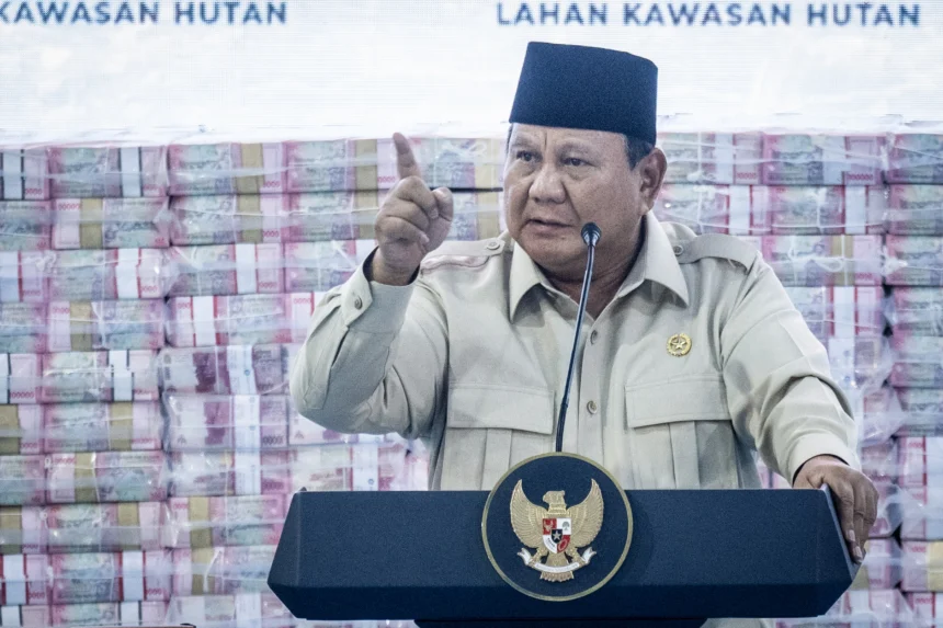 Presiden Prabowo Subianto memberikan sambutan pada kegiatan penyerahan denda administratif dan lahan kawasan hutan di Kejaksaan Agung, Jakarta, Rabu (13/5/2026). Satuan Tugas Penertiban Kawasan Hutan (Satgas PKH) menyerahkan uang Rp10,27 triliun ke kas negara dari hasil pengaihan denda administratif di bidang kehutanan senilai Rp3,42 triliun, hasil pajak PBB dan non PBB hasil pengawasan Satgas PKH senilai Rp6,84 triliun serta 2,37 juta hektare lahan kawasan hutan yang telah berhasil dikuasai kembali ke negara.