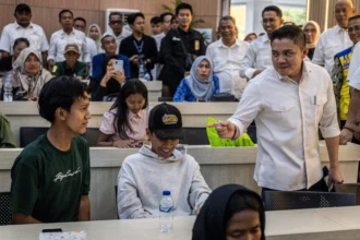 Sekretaris Kabinet (Seskab) Teddy Indra Wijaya (kanan) berbincang dengan calon siswa saat meninjau bakal Sekolah Rakyat di kompleks Sekolah Tinggi Ilmu Adminstrasi Lembaga Administrasi Negara (STIA LAN), Penjompongan, Jakarta, Rabu (22/4/2026). Peninjauan tersebut untuk memastikan kesiapan sarana dan prasarana bakal Sekolah Rakyat yang menampung sebanyak 100 siswa dari keluarga tidak mampu untuk memperoleh pendidikan dengan lingkungan berkualitas.