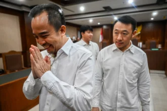 Tiga terdakwa kasus dugaan suap kepada sejumlah pejabat di Direktorat Jenderal Bea dan Cukai Kementerian Keuangan John Field (kiri), Dedy Kurniawan (kanan) dan Andri (tengah) bersiap meninggalkan ruangan usai menjalani sidang dengan agenda pembacaan dakwaan di Pengadilan Tipikor, Jakarta, Rabu (6/5/2026).