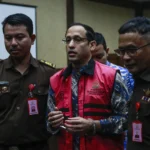 Terdakwa kasus dugaan korupsi pengadaan Chromebook dalam program digitalisasi pendidikan di Kemendikbudristek Nadiem Makarim (tengah) berjalan keluar ruangan usai menjalani sidang lanjutan di Pengadilan Tipikor, Jakarta, Senin (11/5/2026). Sidang tersebut beragendakan pemeriksaan terdakwa Nadiem Makarim yang sebelumnya sempat tertunda dikarenakan kondisi kesehatan terdakwa.