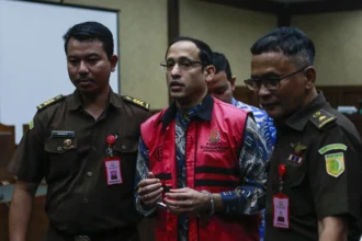 Terdakwa kasus dugaan korupsi pengadaan Chromebook dalam program digitalisasi pendidikan di Kemendikbudristek Nadiem Makarim (tengah) berjalan keluar ruangan usai menjalani sidang lanjutan di Pengadilan Tipikor, Jakarta, Senin (11/5/2026). Sidang tersebut beragendakan pemeriksaan terdakwa Nadiem Makarim yang sebelumnya sempat tertunda dikarenakan kondisi kesehatan terdakwa.