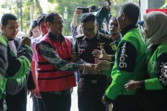 Terdakwa kasus dugaan korupsi pengadaan Chromebook dalam program digitalisasi pendidikan di Kemendikbudristek Nadiem Makarim (kedua kiri) menyapa pengemudi Gojek saat mengikuti sidang lanjutan di Pengadilan Tipikor, Jakarta