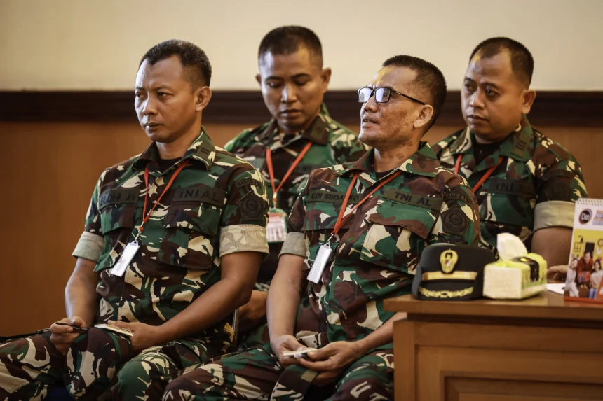 Terdakwa kasus penyiraman air keras kepada aktivis KontraS Andrie Yunus, Serda Edi Sudarko (kedua kanan), Lettu Budhi Hariyanto Cahyono (kiri), Lettu Sami Lakka (kedua kiri), dan Kapten Nandala Dwi Prasetya (kanan) menjalani sidang lanjutan di Pengadilan Militer II-08, Jakarta, Rabu (6/5/2026). Sidang tersebut beragendakan mendengar keterangan delapan orang saksi yaitu lima orang anggota TNI dan tiga orang warga sipil yang dihadirkan Oditur Militer.