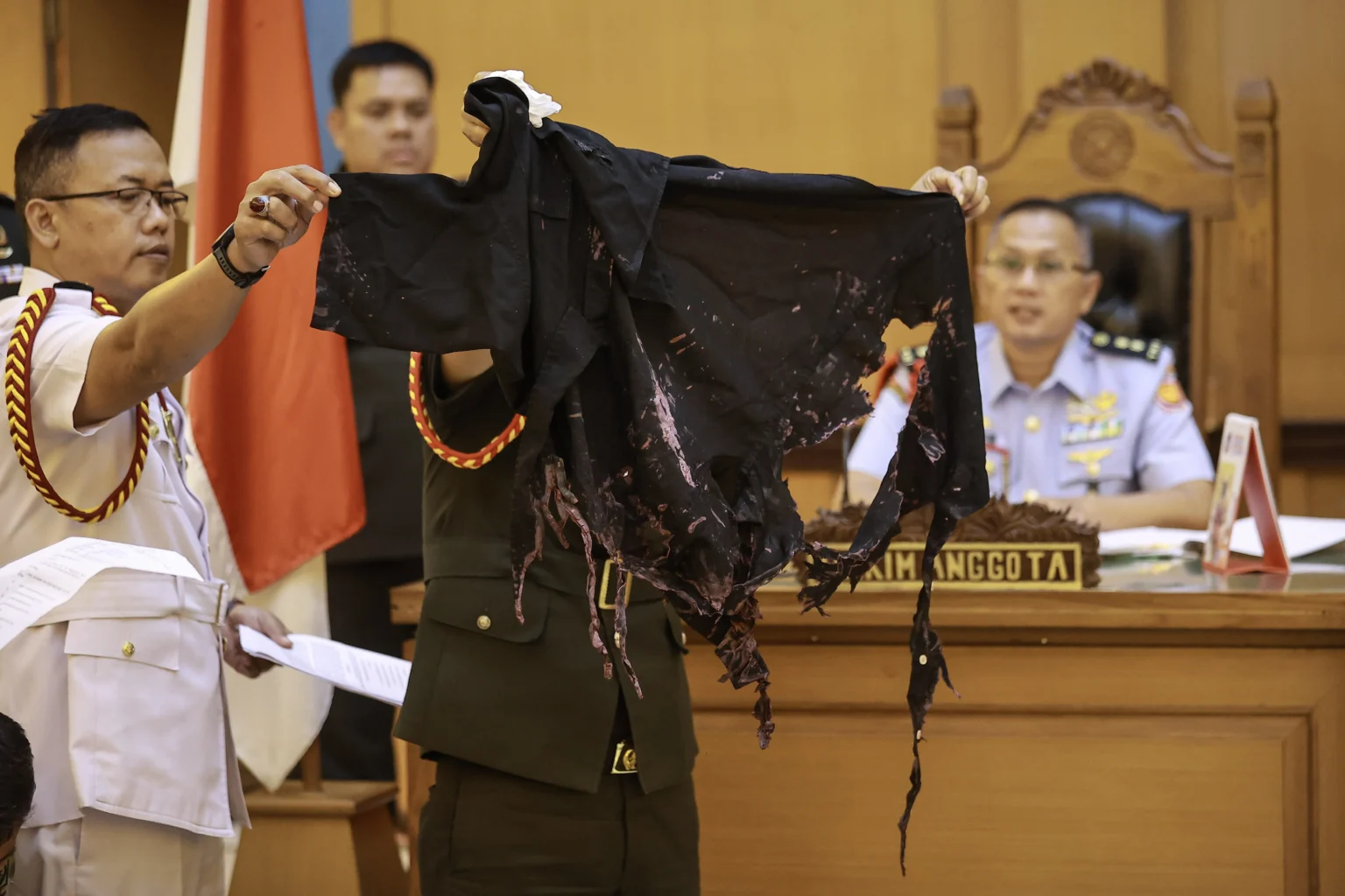 Oditur Militer menunjukkan barang bukti berupa pakaian yang digunakan korban pada sidang lanjutan kasus penyiraman air keras kepada aktivis KontraS Andrie Yunus di Pengadilan Militer II-08, Jakarta, Rabu (6/5/2026). Sidang tersebut beragendakan mendengar keterangan delapan orang saksi yaitu lima orang anggota TNI dan tiga orang warga sipil yang dihadirkan Oditur Militer.