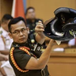 Oditur Militer menunjukkan barang bukti berupa helm yang digunakan korban pada sidang lanjutan kasus penyiraman air keras kepada aktivis KontraS Andrie Yunus di Pengadilan Militer II-08, Jakarta, Rabu (6/5/2026). Sidang tersebut beragendakan mendengar keterangan delapan orang saksi yaitu lima orang anggota TNI dan tiga orang warga sipil yang dihadirkan Oditur Militer.