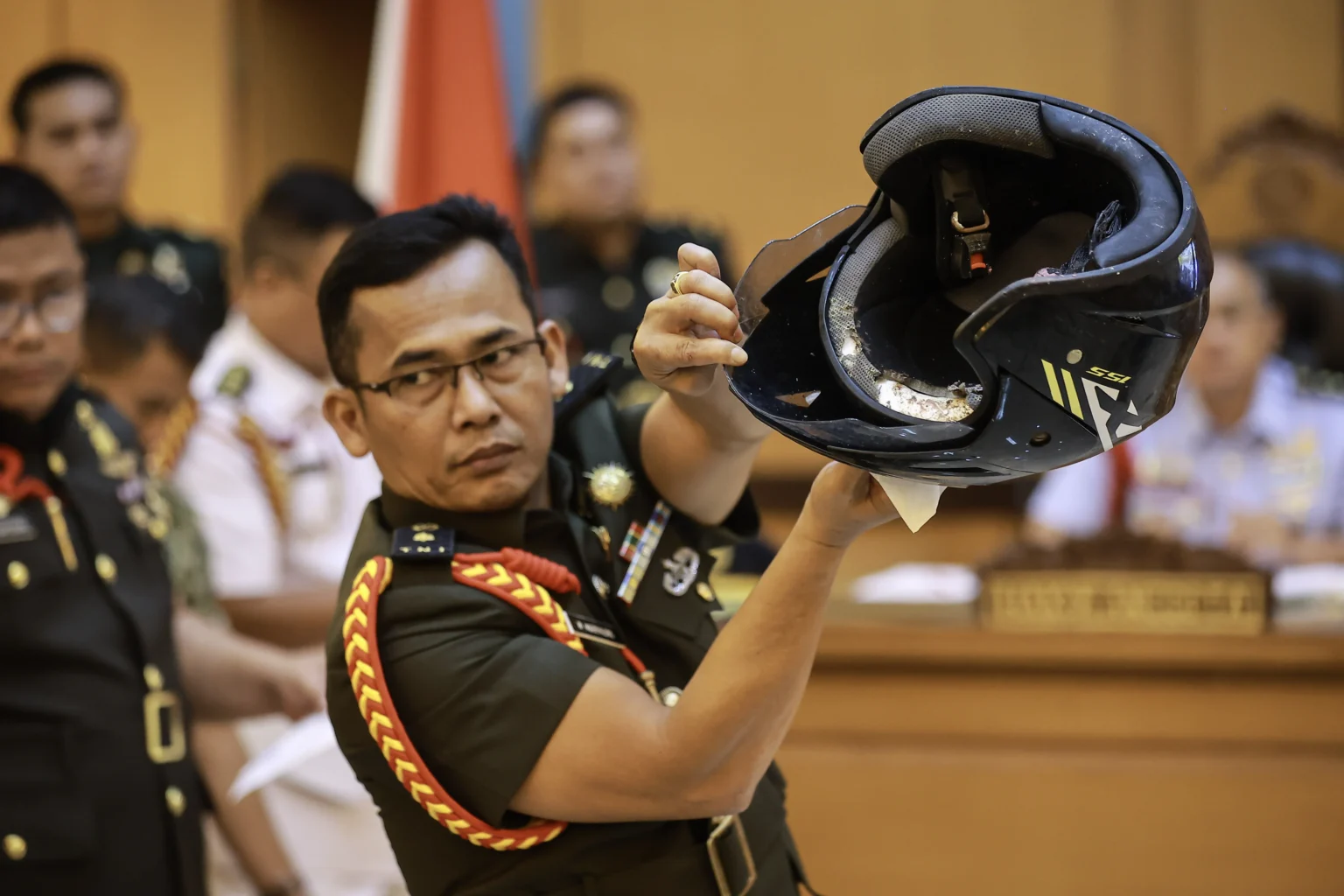 Oditur Militer menunjukkan barang bukti berupa helm yang digunakan korban pada sidang lanjutan kasus penyiraman air keras kepada aktivis KontraS Andrie Yunus di Pengadilan Militer II-08, Jakarta, Rabu (6/5/2026). Sidang tersebut beragendakan mendengar keterangan delapan orang saksi yaitu lima orang anggota TNI dan tiga orang warga sipil yang dihadirkan Oditur Militer.