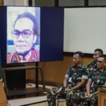 Hakim menampilkan foto salah satu terdakwa yang juga terkena air keras Serda Edi Sudarko (kedua kanan) pada sidang lanjutan kasus penyiraman air keras kepada aktivis KontraS Andrie Yunus di Pengadilan Militer II-08, Jakarta, Rabu (6/5/2026). Sidang tersebut beragendakan mendengar keterangan delapan orang saksi dengan rincian lima orang anggota TNI dan tiga orang warga sipil yang dihadirkan Oditur Militer.