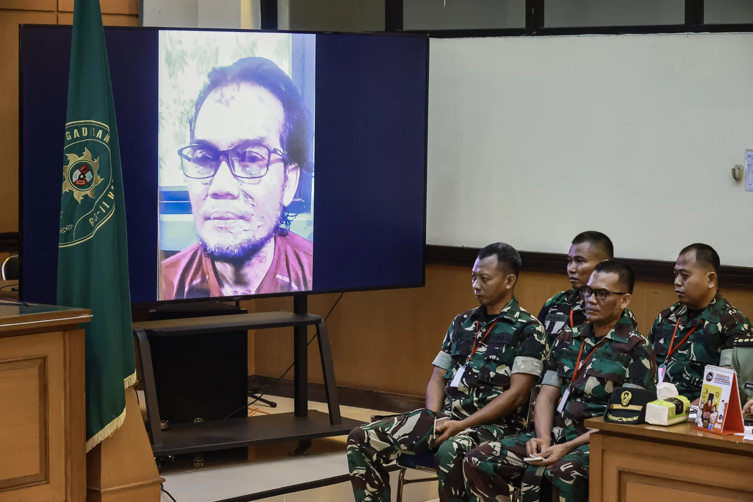 Hakim menampilkan foto salah satu terdakwa yang juga terkena air keras Serda Edi Sudarko (kedua kanan) pada sidang lanjutan kasus penyiraman air keras kepada aktivis KontraS Andrie Yunus di Pengadilan Militer II-08, Jakarta, Rabu (6/5/2026). Sidang tersebut beragendakan mendengar keterangan delapan orang saksi dengan rincian lima orang anggota TNI dan tiga orang warga sipil yang dihadirkan Oditur Militer.