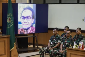 Hakim menampilkan foto salah satu terdakwa yang juga terkena air keras Serda Edi Sudarko (kedua kanan) pada sidang lanjutan kasus penyiraman air keras kepada aktivis KontraS Andrie Yunus di Pengadilan Militer II-08, Jakarta, Rabu (6/5/2026). Sidang tersebut beragendakan mendengar keterangan delapan orang saksi dengan rincian lima orang anggota TNI dan tiga orang warga sipil yang dihadirkan Oditur Militer.