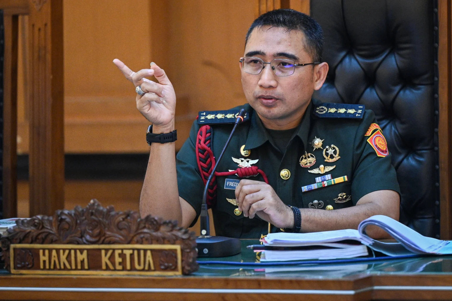 Hakim Ketua Kolonel Chk Fredy Ferdian Isnartanto memimpin sidang perdana kasus penyiraman air keras kepada aktivis KontraS Andrie Yunus dengan terdakwa Lettu Sami Lakka, Kapten Nandala Dwi Prasetya, Lettu Budhi Hariyanto Cahyono, dan Serda Edi Sudarko di Pengadilan Militer II-08, Jakarta, Rabu (29/4/2026). Sidang tersebut beragendakan pembacaan dakwaan oleh Oditur Militer terkait kasus penyiraman air keras kepada aktivis KontraS, Andrie Yunus pada 12 Maret 2026.