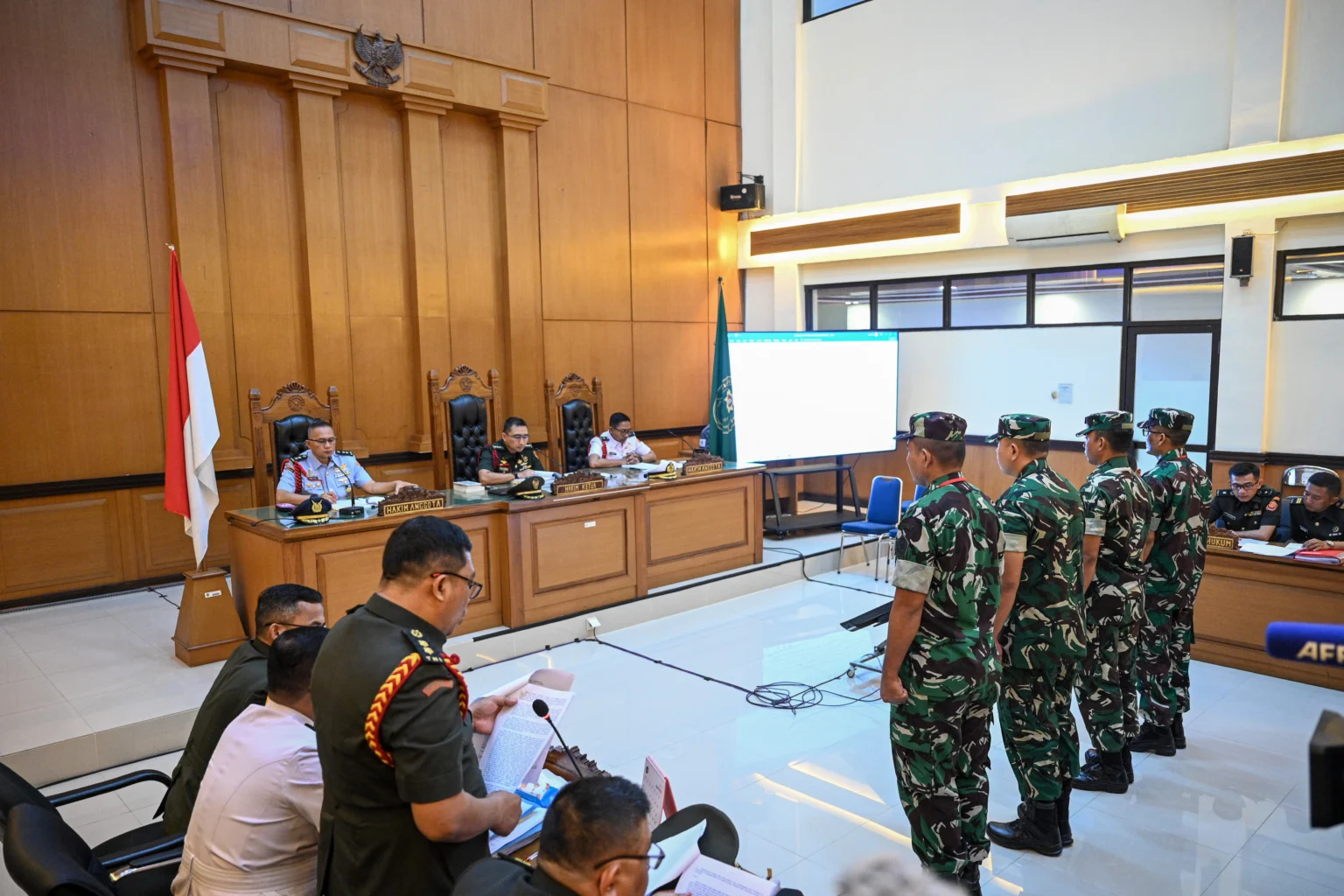 Hakim Ketua Kolonel Chk Fredy Ferdian Isnartanto (kedua kiri) memimpin sidang perdana kasus penyiraman air keras kepada aktivis KontraS Andrie Yunus dengan terdakwa Lettu Sami Lakka, Kapten Nandala Dwi Prasetya, Lettu Budhi Hariyanto Cahyono dan Serda Edi Sudarko di Pengadilan Militer II-08, Jakarta, Rabu (29/4/2026). Sidang tersebut beragendakan pembacaan dakwaan oleh Oditur Militer terkait kasus penyiraman air keras kepada aktivis KontraS, Andrie Yunus pada 12 Maret 2026.