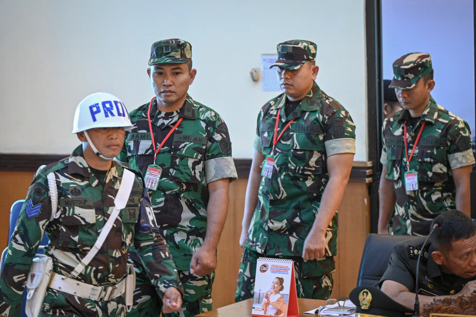 Terdakwa kasus penyiraman air keras kepada aktivis KontraS Andrie Yunus, Lettu Sami Lakka (kedua kiri), Kapten Nandala Dwi Prasetya (kedua kanan), dan Lettu Budhi Hariyanto Cahyono (kanan) tiba untuk menjalani sidang pembacaan dakwaan di Pengadilan Militer II-08, Jakarta, Rabu (29/4/2026). Sidang tersebut beragendakan pembacaan dakwaan oleh Oditur Militer terkait kasus penyiraman air keras kepada aktivis KontraS, Andrie Yunus pada 12 Maret 2026.