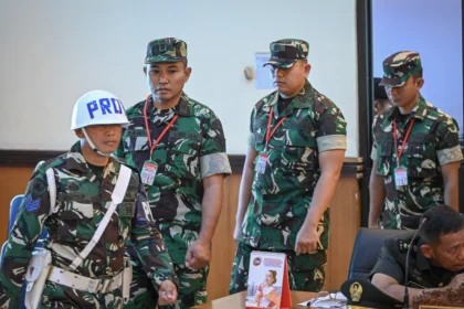 Terdakwa kasus penyiraman air keras kepada aktivis KontraS Andrie Yunus, Lettu Sami Lakka (kedua kiri), Kapten Nandala Dwi Prasetya (kedua kanan), dan Lettu Budhi Hariyanto Cahyono (kanan) tiba untuk menjalani sidang pembacaan dakwaan di Pengadilan Militer II-08, Jakarta, Rabu (29/4/2026). Sidang tersebut beragendakan pembacaan dakwaan oleh Oditur Militer terkait kasus penyiraman air keras kepada aktivis KontraS, Andrie Yunus pada 12 Maret 2026.