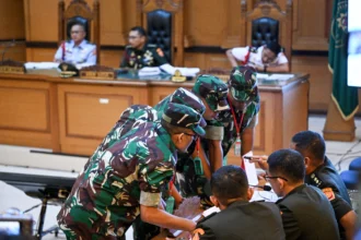 Empat terdakwa kasus penyiraman air keras kepada aktivis KontraS Andrie Yunus berbincang dengan tim penasihat hukumnya saat sidang pembacaan dakwaan di Pengadilan Militer II-08, Jakarta, Rabu (29/4/2026). Sidang tersebut beragendakan pembacaan dakwaan oleh Oditur Militer terkait kasus penyiraman air keras kepada aktivis KontraS, Andrie Yunus pada 12 Maret 2026.