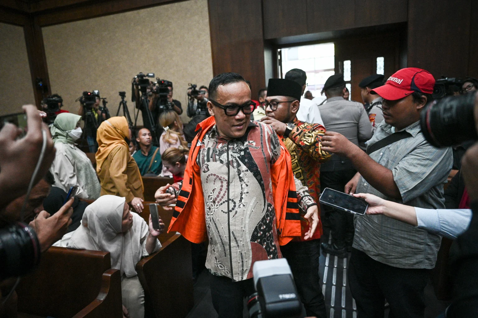 Terdakwa kasus dugaan pemerasan dalam pengurusan sertifikat K3 di Kementerian Ketenagakerjaan Immanuel Ebenezer (tengah) tiba untuk menjalani sidang pembacaan tuntutan di Pengadilan Tipikor, Jakarta, Senin (18/5/2026). Jaksa Penuntut Umum menuntut Immanuel Ebenezer dengan hukuman penjara selama lima tahun serta denda Rp250 juta subsider 90 hari pidana kurungan, sedangkan terdakwa lainnya yaitu Temurila, Miki Mahfud, Fahrurozi, Hery Sutanto, Subhan, Gerry Aditya Herwanto, Irvian Bobby Mahendro, Sekarsari Kartika, Anitasari Kusumawati, dan Supriadi dituntut dengan tiga tahun hingga tujuh tahun pidana penjara.