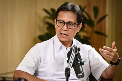 Menteri Kesehatan Budi Gunadi Sadikin menjawab pertanyaan dalam program siniar ANTARA di Kantor Kementerian Kesehatan, Jakarta