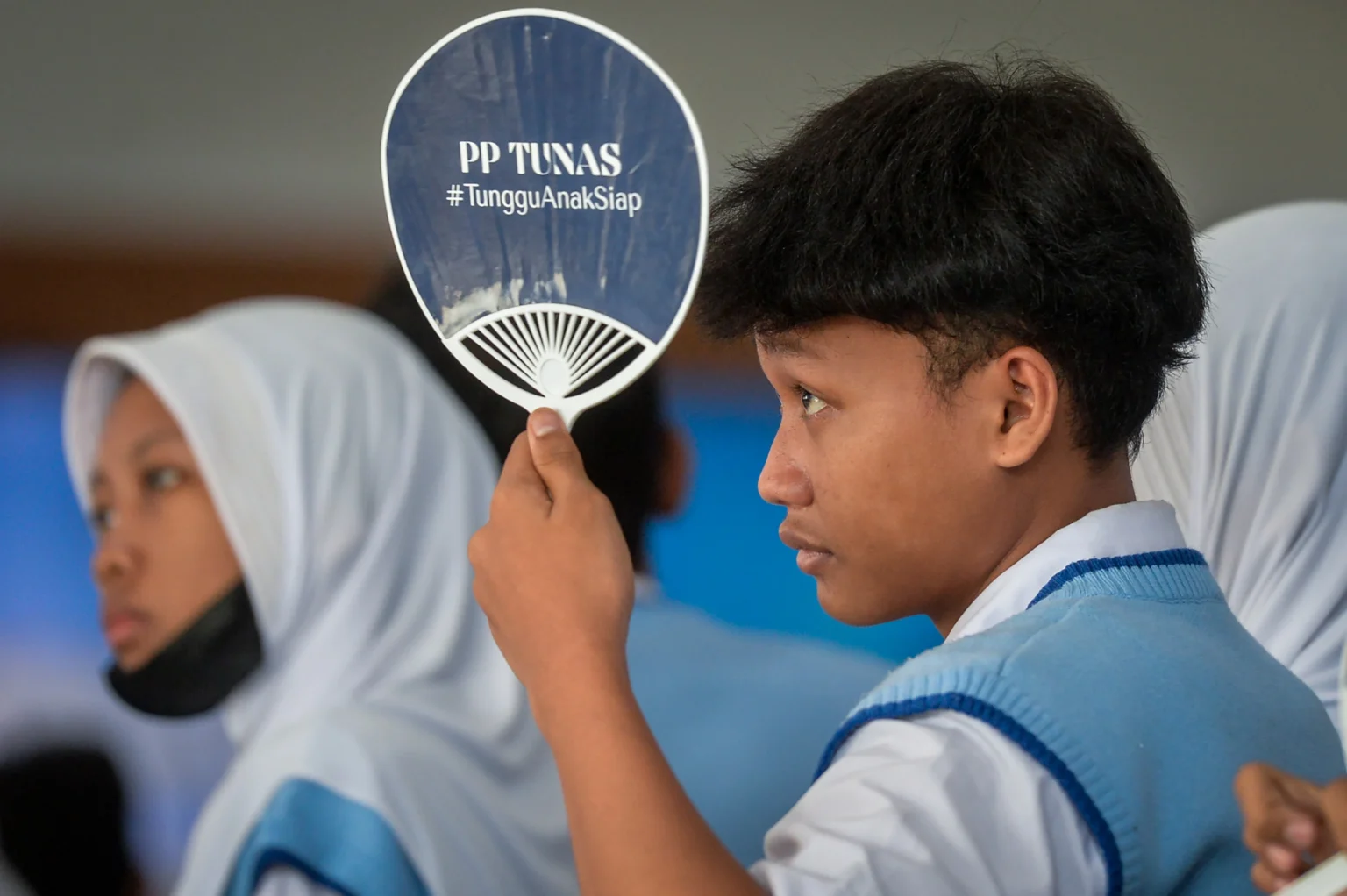 Pelajar menyimak paparan dari pemateri saat sosialisasi PP Tunas di SMP Negeri 25 Tangerang, Banten, Kamis (21/5/2026).