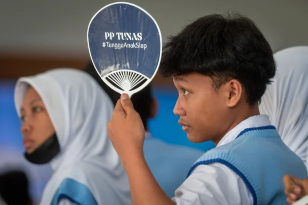Pelajar menyimak paparan dari pemateri saat sosialisasi PP Tunas di SMP Negeri 25 Tangerang, Banten, Kamis (21/5/2026).