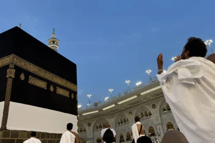 Umat Islam memanjatkan doa di depan Kaâbah di Masjidil Haram, Makkah, Arab Saudi, Kamis (23/4/2026). Dalam musim Haji 2026, Indonesia mendapatkan kuota sebanyak 221.000 orang yang terbagi atas 203.320 calon haji reguler (92 persen) dan 17.680 calon haji khusus (8 persen).