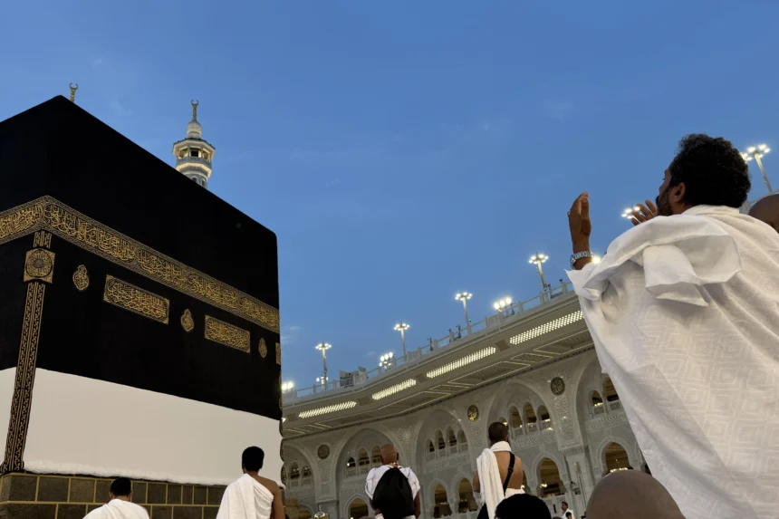 Umat Islam memanjatkan doa di depan Kaâbah di Masjidil Haram, Makkah, Arab Saudi, Kamis (23/4/2026). Dalam musim Haji 2026, Indonesia mendapatkan kuota sebanyak 221.000 orang yang terbagi atas 203.320 calon haji reguler (92 persen) dan 17.680 calon haji khusus (8 persen).