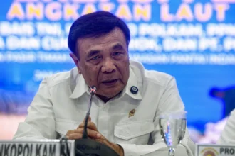 Menteri Koordinator Bidang Politik dan Keamanan Djamari Chaniago memberikan keterangan kepada media tentang pengagalan distribusi pasir timah ilegal di Koarmada RI, Jakarta, Selasa (12/5/2026).