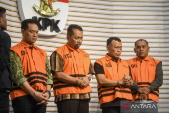Para tersangka yakni Bupati Ponorogo Sugiri Sancoko (kedua kanan) bersama Sekda Kabupaten Ponorogo Agus Pramono (kedua kiri), Direktur RSUD Dokter Harjono Ponorogo Yunus Mahatma (kiri) dan pihak swasta Sucipto (kanan) dihadirkan dalam konferensi pers di gedung Merah Putih KPK, Jakarta, Minggu (9/11/2025).