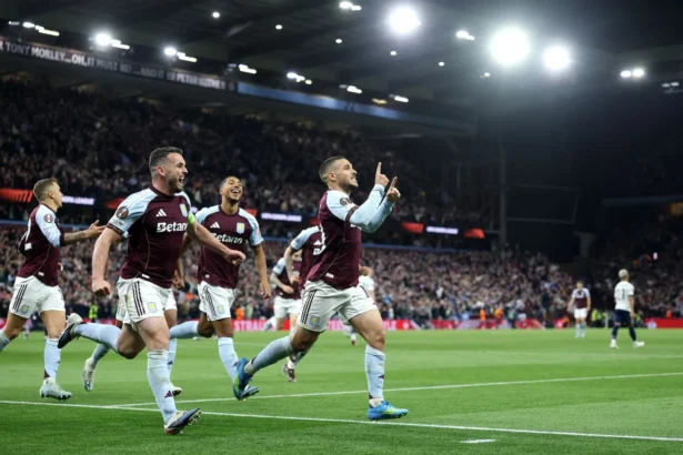 Selebrasi pemain Aston Villa usai mencetak gol ke gawang Nothingham Forest