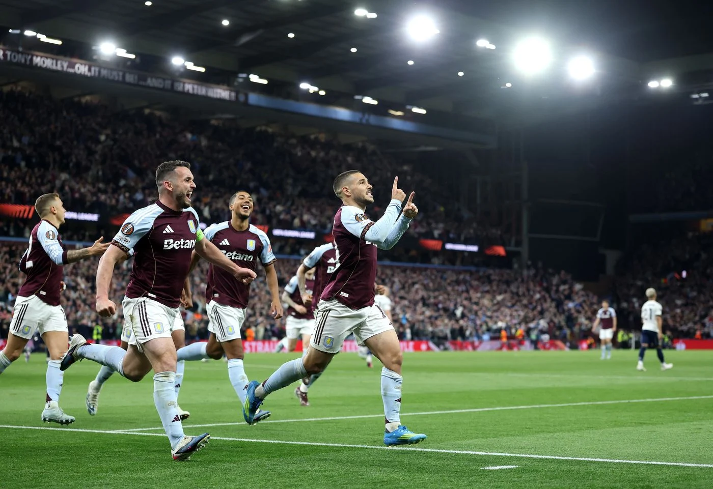 Selebrasi pemain Aston Villa usai mencetak gol ke gawang Nothingham Forest