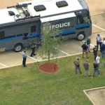 Petugas tiba di lokasi kejadian penembakan di K Towne Plaza di Carrollton, Texas, 5 Mei. AP-Yonhap