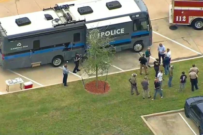Petugas tiba di lokasi kejadian penembakan di K Towne Plaza di Carrollton, Texas, 5 Mei. AP-Yonhap