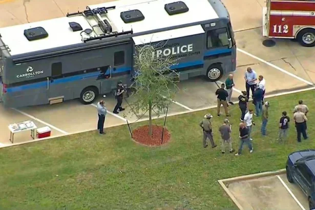 Petugas tiba di lokasi kejadian penembakan di K Towne Plaza di Carrollton, Texas, 5 Mei. AP-Yonhap