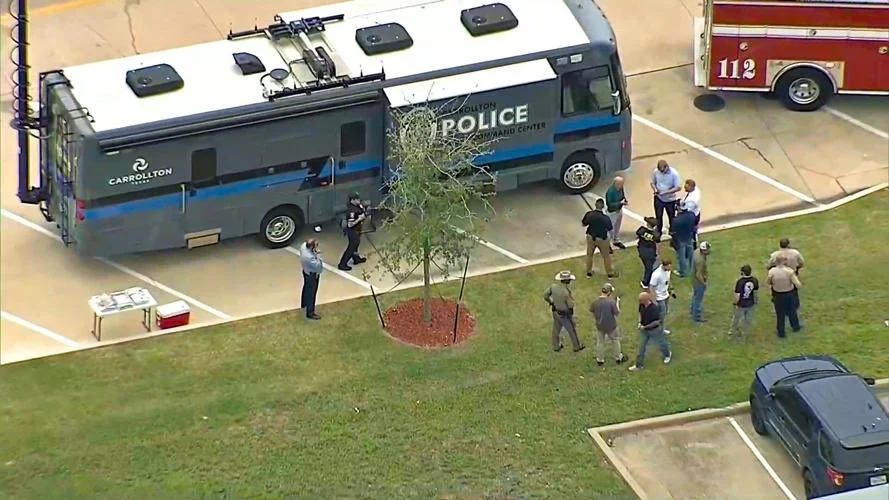 Petugas tiba di lokasi kejadian penembakan di K Towne Plaza di Carrollton, Texas, 5 Mei. AP-Yonhap