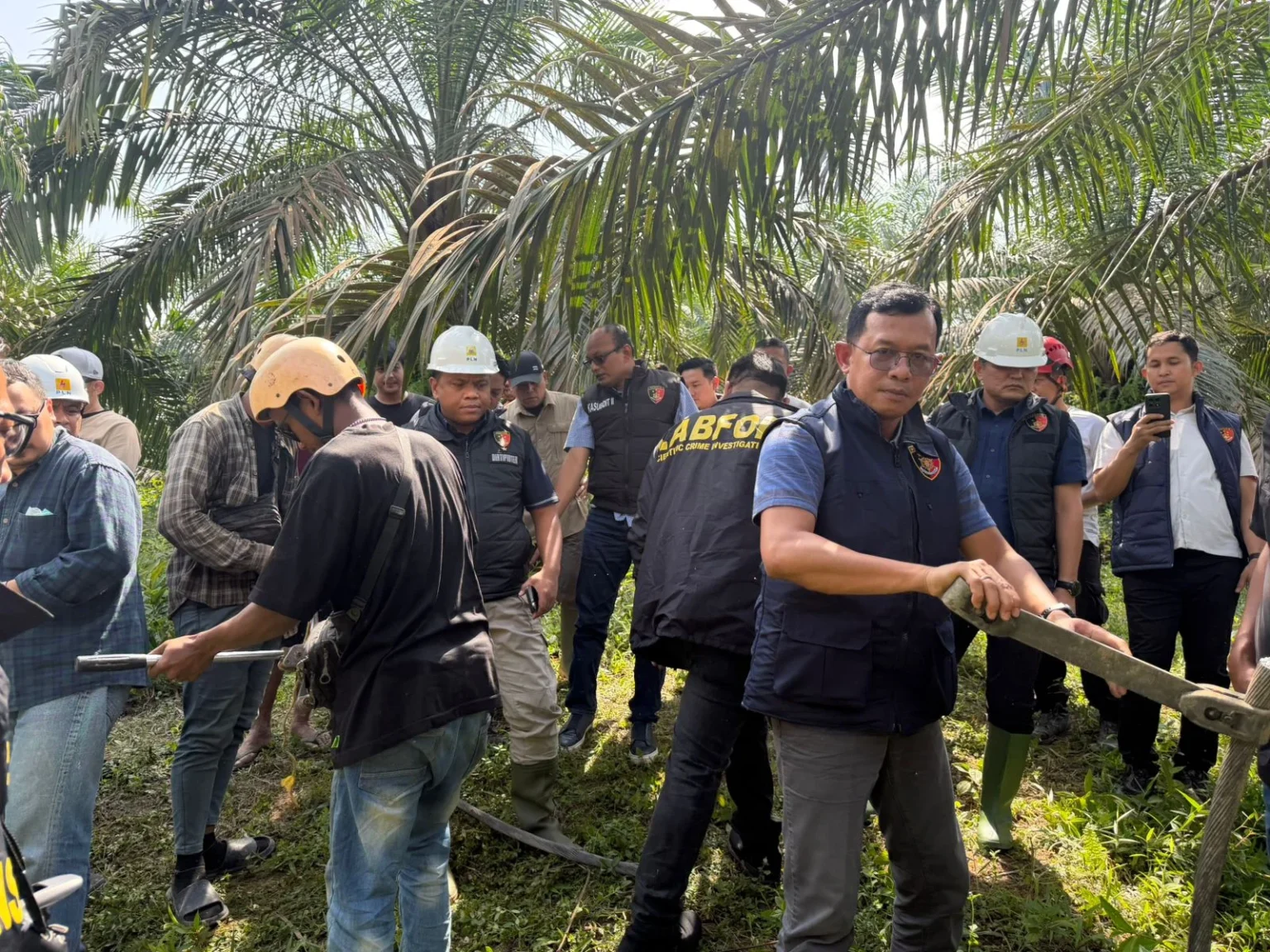 Sejumlah petugas PLN berupaya melakukan perbaikan listrik yang padam.