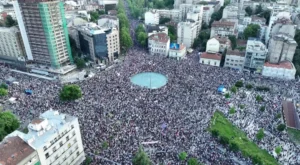 Aksi demonstrasi ribuan massa di Serbia