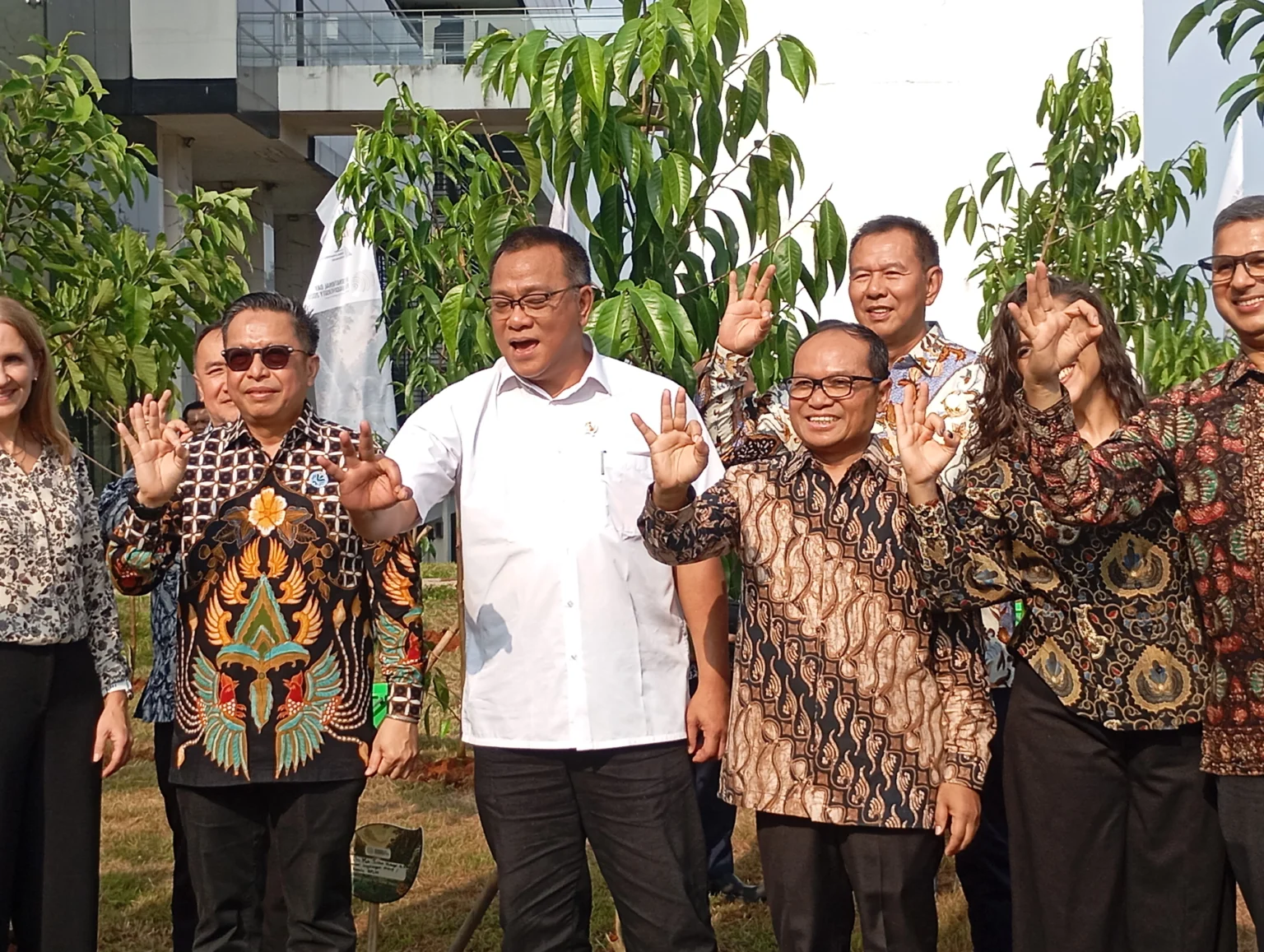 Menteri Lingkungan Hidup (berbaju putih) melakukan salam lestari setelah menanam pohon di kampus UIII
