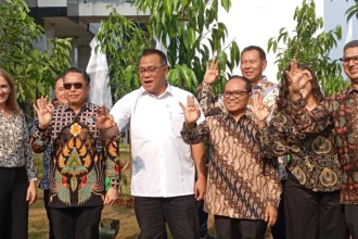 Menteri Lingkungan Hidup (berbaju putih) melakukan salam lestari setelah menanam pohon di kampus UIII