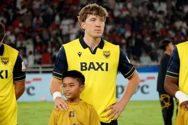 Penyerang Timnas Indonesia, Ole Romeny saat membela Oxford United