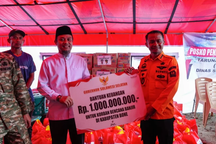 Gubernur Sulawesi Selatan, Andi Sudirman Sulaiman tinjau lokasi banjir di Kabupaten Bone serta serahkan bantuan kepada korban terdampak banjir