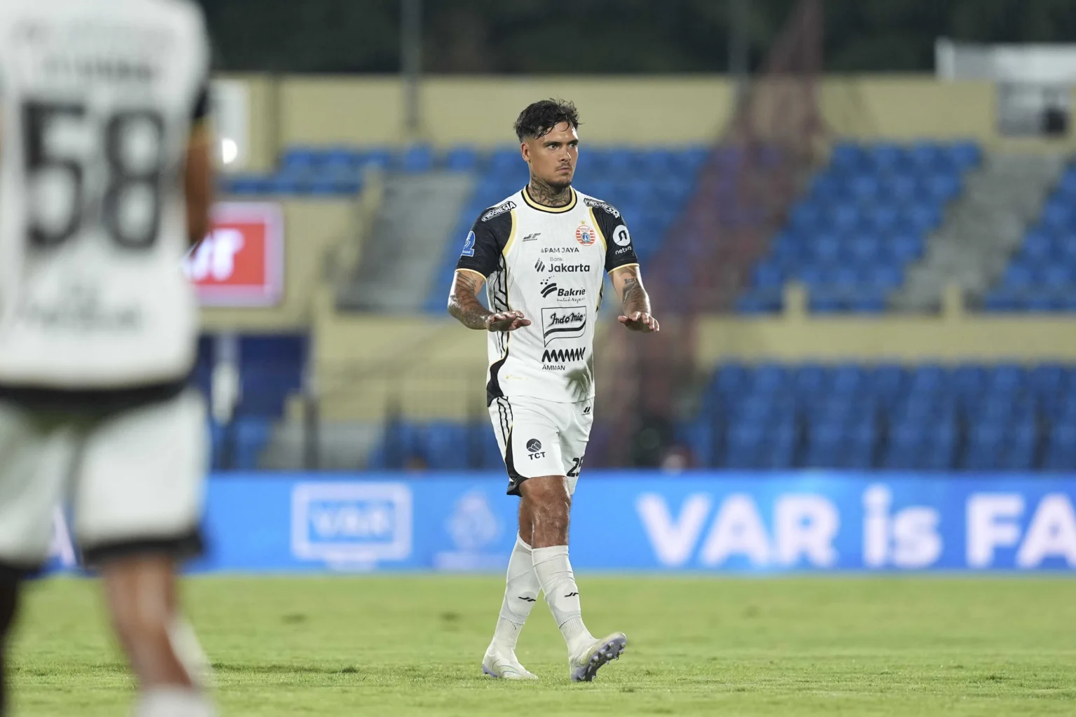 Bek kiri Persija Jakarta, Shayne Pattynama