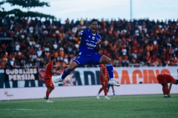 Selebrasi Gelandang Persib Bandung, Adam Alis saat berhasil menjebol gawang sang mantan Persija Jakarta
