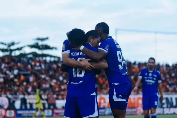 Selebrasi para pemain Persib Bandung setelah mencetak gol ke gawang Persija