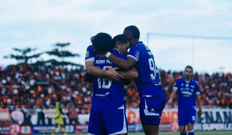 Selebrasi para pemain Persib Bandung setelah mencetak gol ke gawang Persija