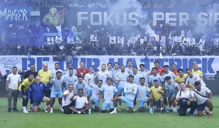 Pemain Persib Bandung bersama Bobotoh