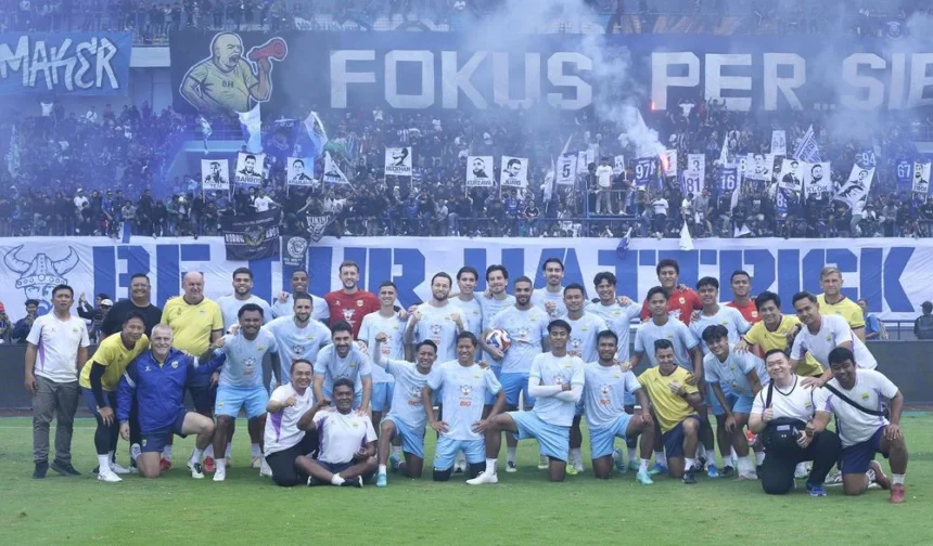 Pemain Persib Bandung bersama Bobotoh