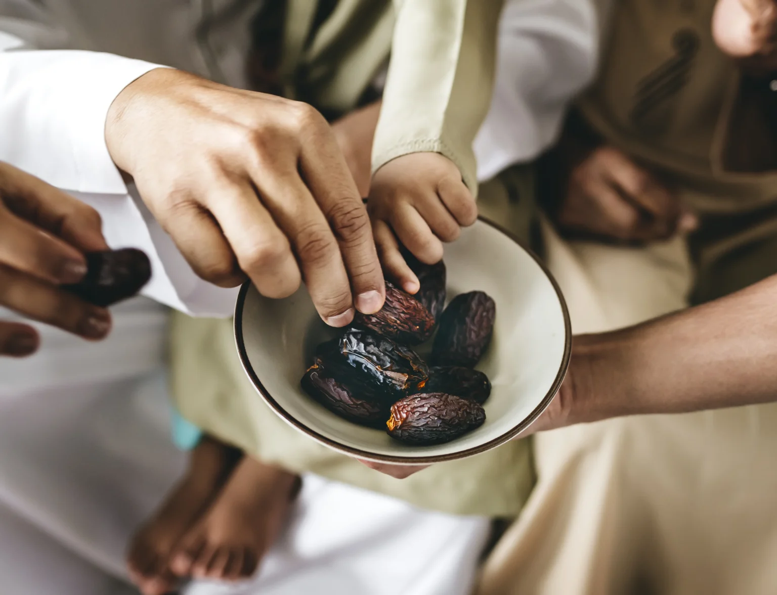 Ilustrasi berbuka makan kurma
